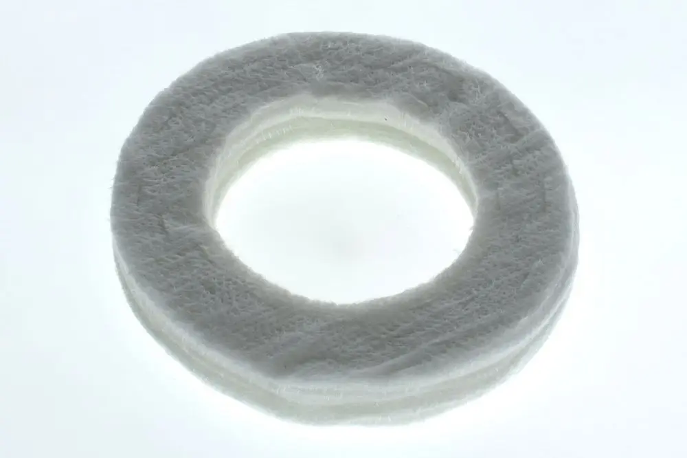 Runder, weißer Isolierring von Bosch mit innerm Hohlraum, gleichmäßig gefertigt und aus mehreren Schichten bestehend. Ideal für den Einsatz als Dichtungselement.